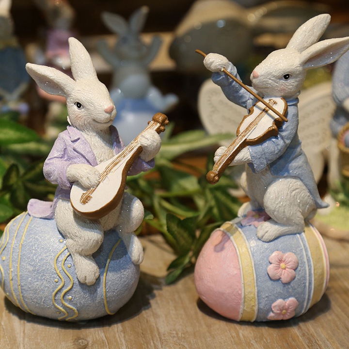 Set de ornamente de Paste, iepurasi, unul la pian (10x8.5x19.4cm), altul la vioara (9.8x7.2x19.4cm), multicolor
