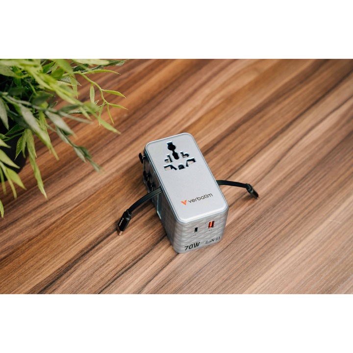 Adaptor calatorie universal Verbatim, GaN III, 70W, 2 x cablu retractabil USB-C, 1 x USB-C, PD 3.0 & QC 4+, 1 x USB-A, Albastru