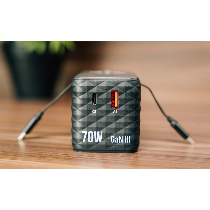 Adaptor calatorie universal Verbatim, GaN III, 70W, 2 x cablu retractabil USB-C, 1 x USB-C, PD 3.0 & QC 4+, 1 x USB-A, Negru