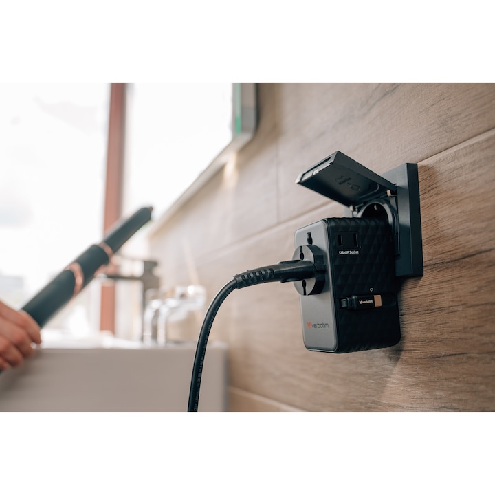 Adaptor calatorie universal Verbatim, GaN III, 70W, 2 x cablu retractabil USB-C, 1 x USB-C, PD 3.0 & QC 4+, 1 x USB-A, Negru