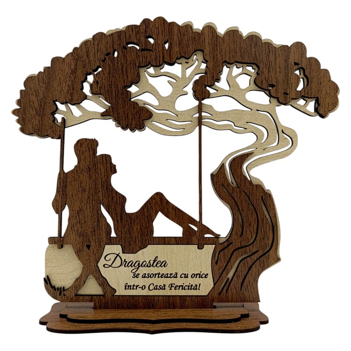 Decoratiune din lemn cu silueta de cuplu pe leagan pentru Sotie/Sot – 22 cm – Mesaj „Dragostea se asorteaza cu...” – Cadou romantic/religios