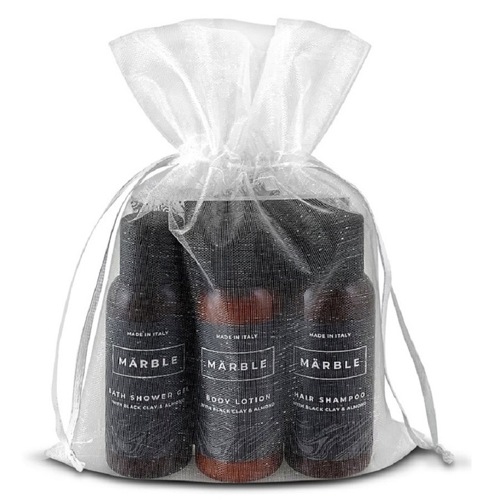 Set cosmetice hotel MARBLE, Sampon 35 ml, Gel de Dus 35 ml, Crema de Corp 35 ml, cu Ulei de Migdale si Argila Neagra, Sapun Vegetal 10 g, Casca de Dus, Minipliant de prezentare. Ambalate in Saculet din Organza