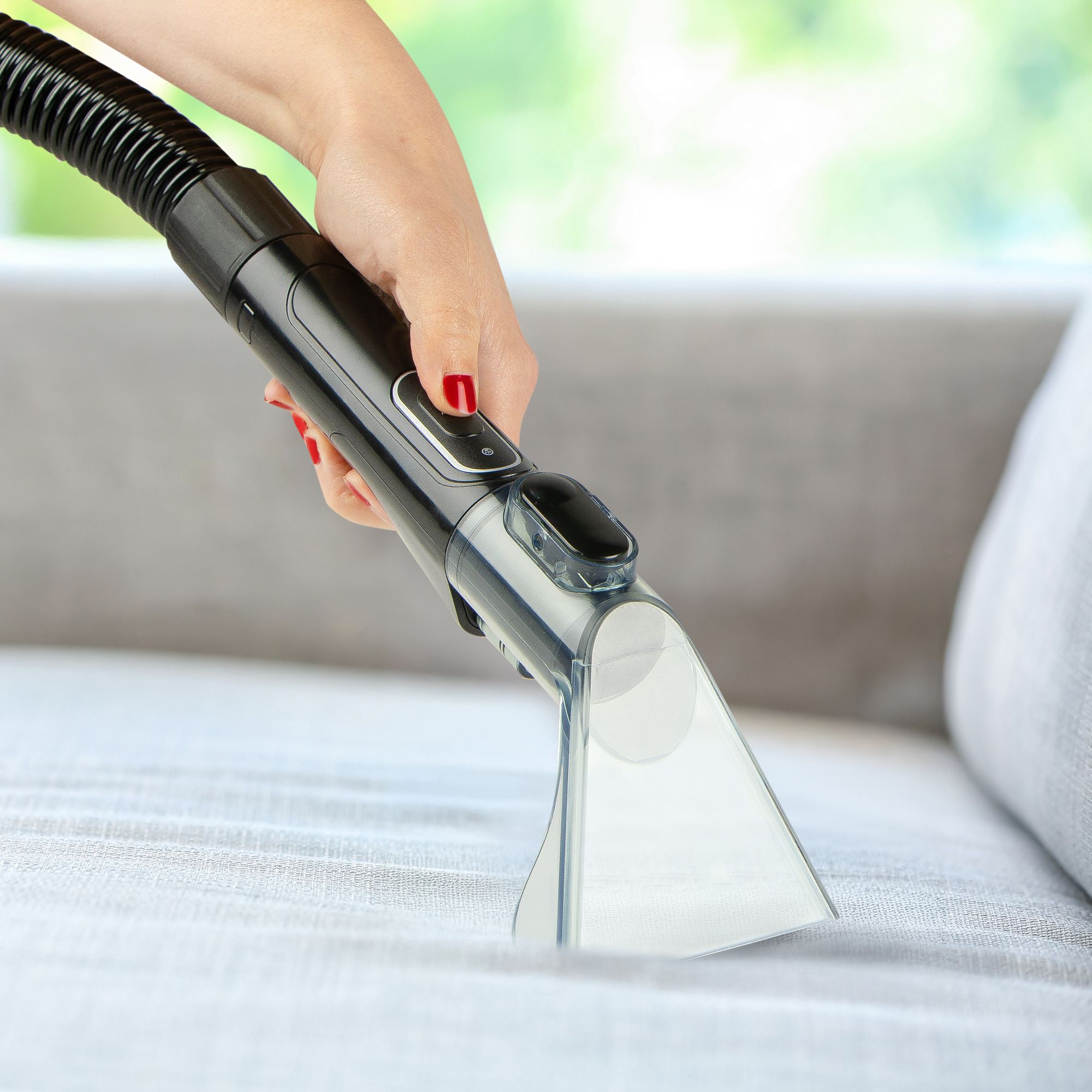 Aparat de curatat cu apa multifunctional DOMO, pentru covoare/tapiterie/canapele/masina, curata eficient petele, functie pulverizare apa, rezervor 1.1 litri, protectie anti-stropi IPX4, usor de folosit si curatat, verde
