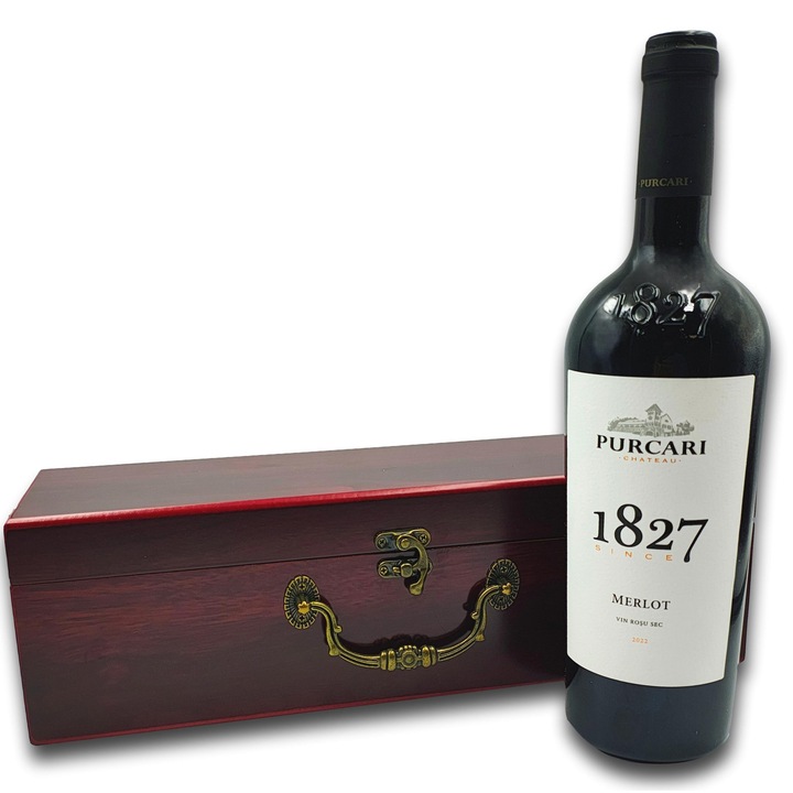 Pachet cadou original, CADOURI PREMIUM®, model Best Wine, ce contine un vin rosu Merlot de la Purcari ambalat intr-o cutie din lemn vintage cu accesorii