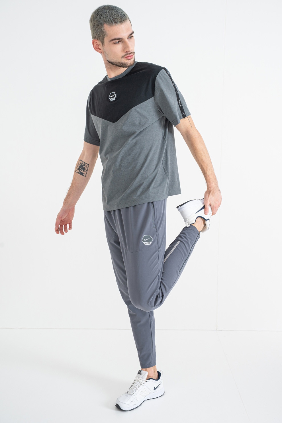 Nike, Tricou cu decolteu la baza gatului si detaliu logo, Negru, Gri cenusiu, 2XL