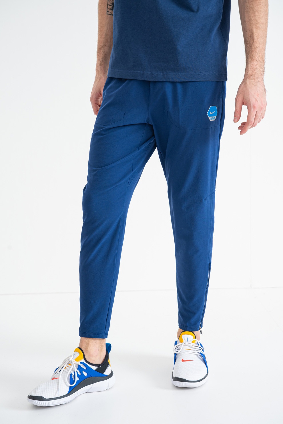 Nike, Pantaloni conici de trening cu logo, Albastru inchis, M