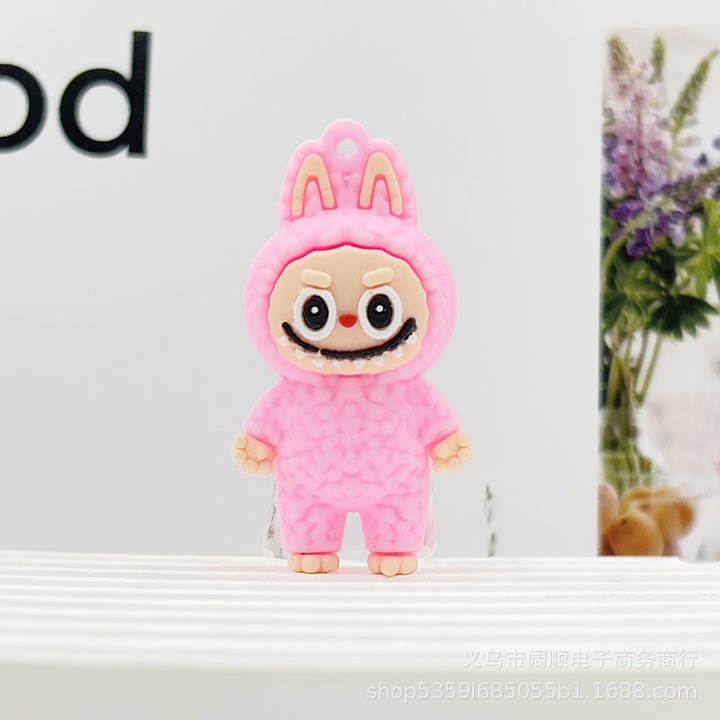 Breloc dragut model compatibil cu Labubu, 5, 7x3 cm, din guma rezistenta, cu agatatoare de 10 cm pentru chei sau accesorii de geanta roz