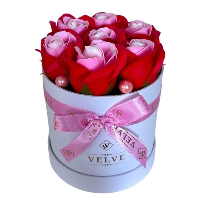 Aranjament floral Glamour Double Color, cutie rotunda cu 7 trandafiri sapun bicolor, Rosu-Roz pal, Velve