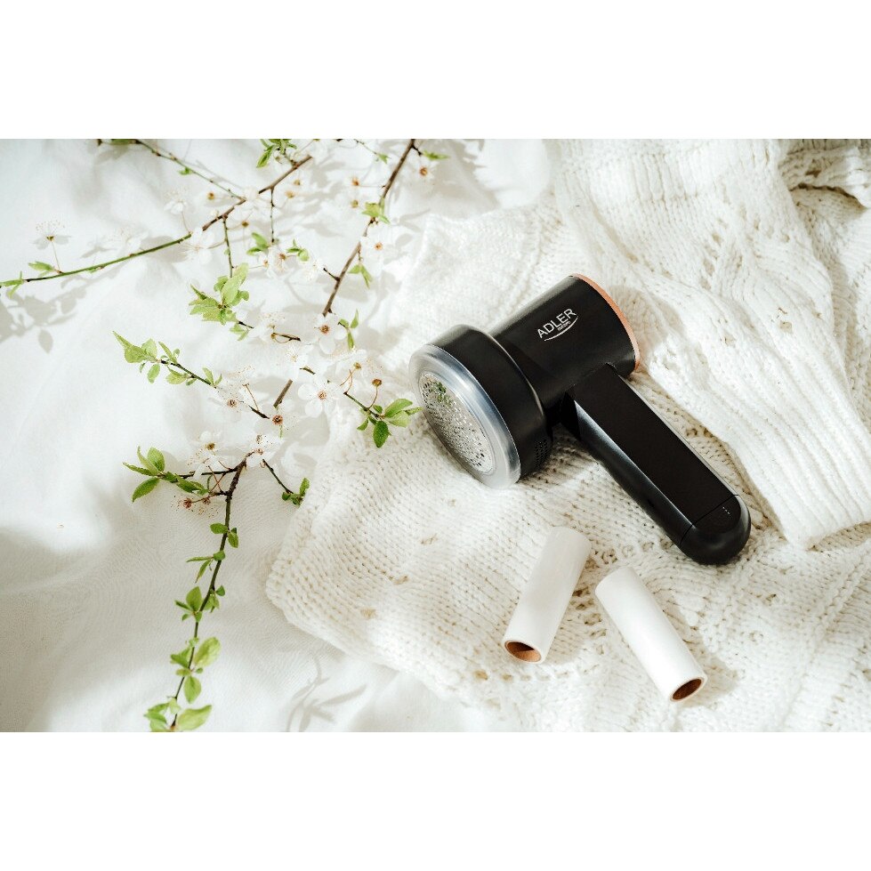 Aspirator de tesaturi Adler AD 9619 cu display LED, 3 viteze, 6.5cm, negru/auriu, set cu 2x role de curatare