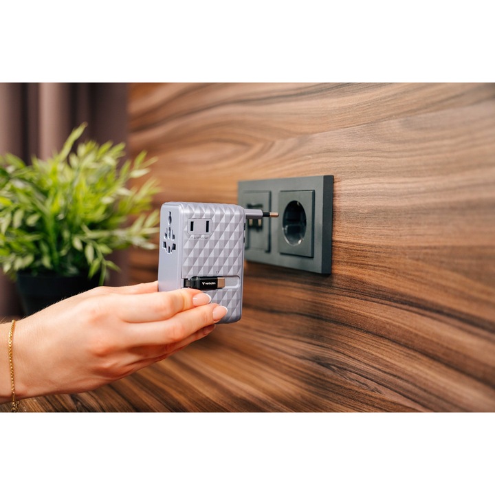 Adaptor calatorie universal Verbatim, GaN III, 70W, 2 x cablu retractabil USB-C, 1 x USB-C, PD 3.0 & QC 4+, 1 x USB-A, Violet