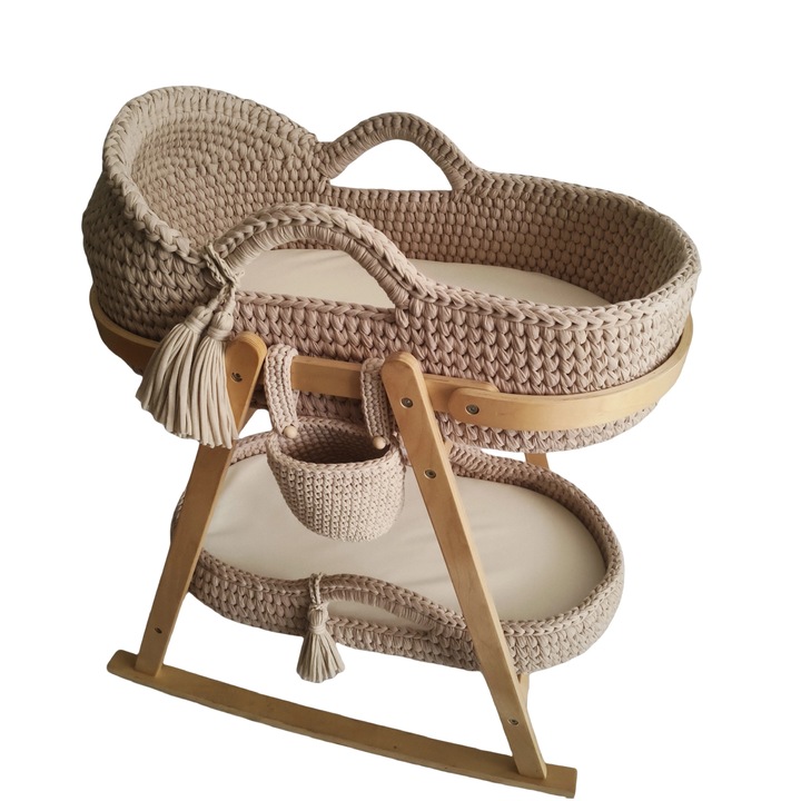 Set patut pentru bebelusi lucrat manual, set patut pentru bebelusi, cu cadru din lemn, 2 cosuri, 2 pernute de spuma si o husa de agatat, culoare caisa