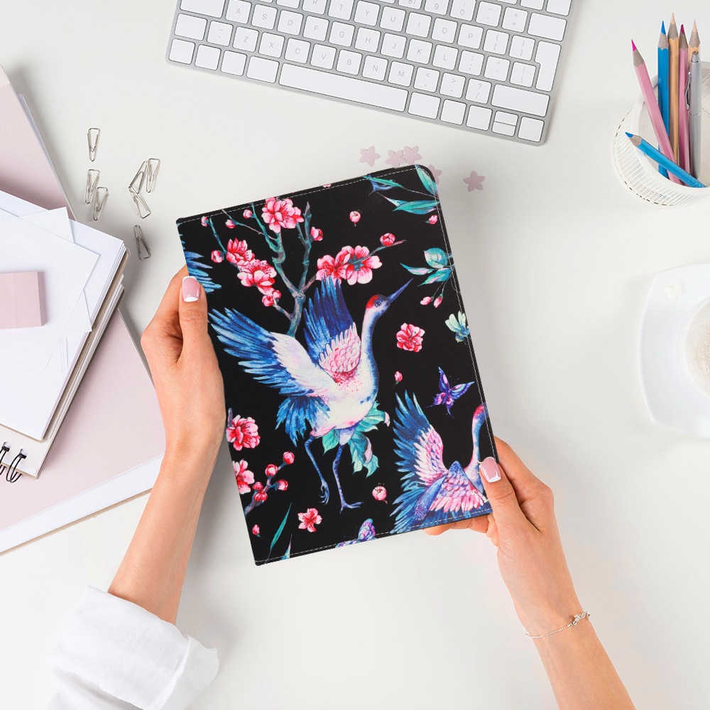 Husă universală rotativă tabletă 10 inch, Wonder, negru cu model barză și flori, dimensiuni ajustabile