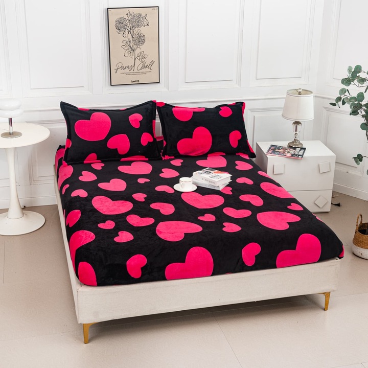 Set Husa de pat Cocolino cu Elastic CHIRASO, pentru 2 persoane, 180x200+30 cm si 2 Fete de Perna 52x75 cm, Model Inimioare, negru-roz