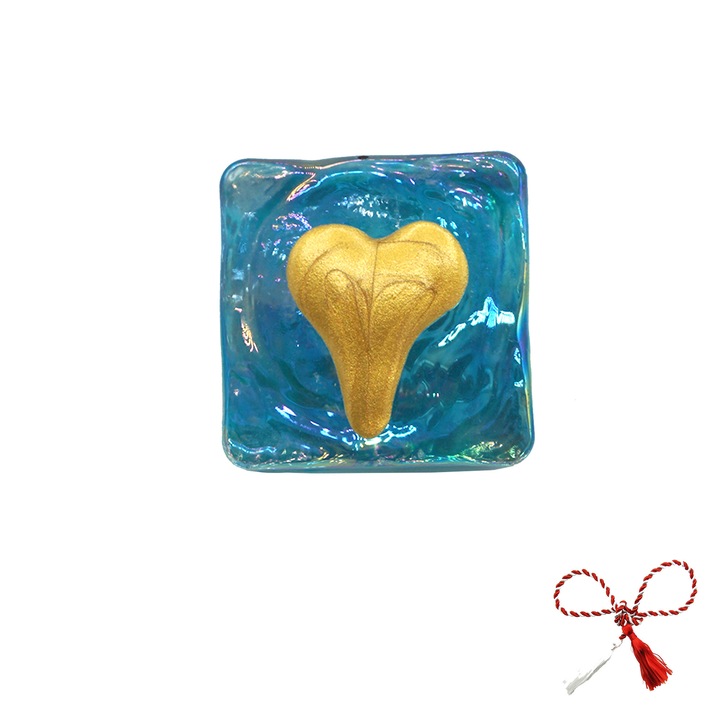 Brosa Inima de aur, martisor pictat pe sticla cu textura ondulata, Regalo 2 cm