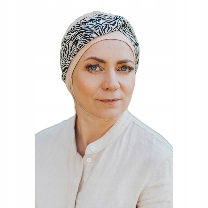 Set complet accesoriu cap dama Zuza 138-1, turban elegant din bambus si banda asortata din bumbac spandex, marime universala 55-60 cm, design multicolor vibrant, confort superior, versatil 2-in-1, respirabil, hipoalergenic, fabricat in Polo