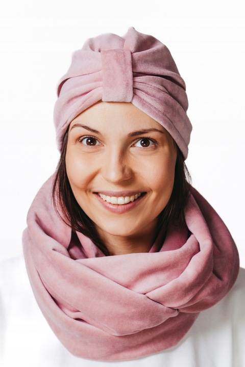 Set caciula si fular Emma, Eva Design, catifea roz pudrat, dimensiune universala