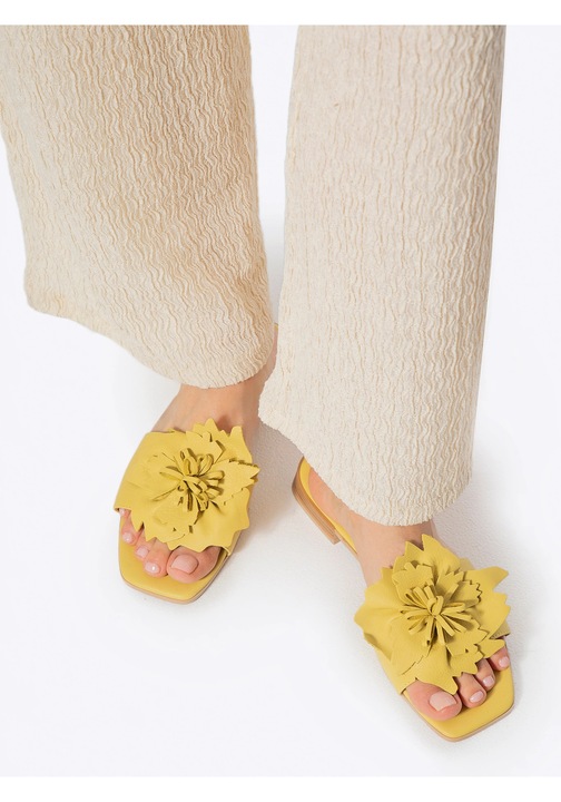 Slapi dama Wittchen, piele naturala, flori tridimensionale, galben, toc plat