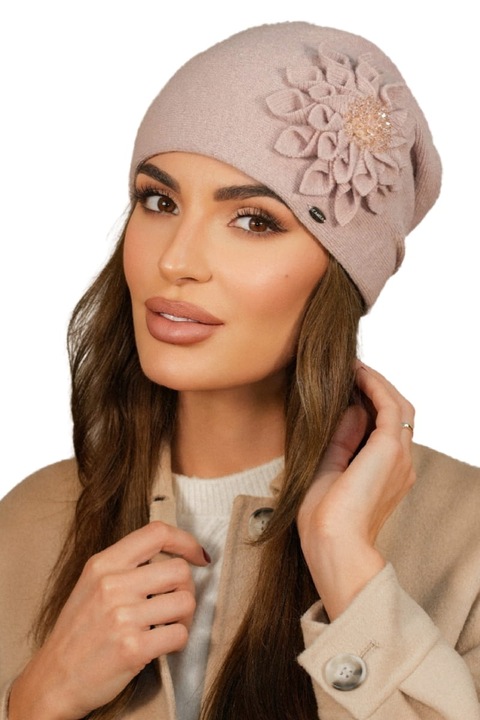 Caciula dama KAMEA, roz, cu aplicatie florala, din lana, fabricata in Polonia