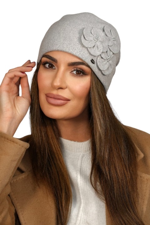 Caciula dama Kamea Ambrozja, 80% lana, gri deschis, set cu decoratiuni florale