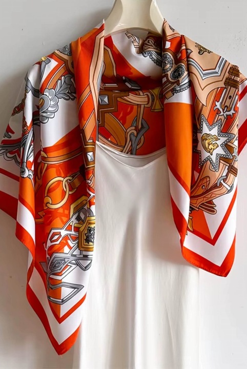KAMEA sál 90x90cm, narancssárga-fehér, láncmintás, arany és szürke részletekkel