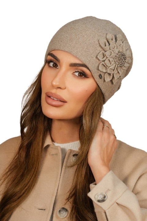 Зимна шапка, KAMEA, от вълна, с флорална апликация, тъмно бежов цвят, произведена в Полша