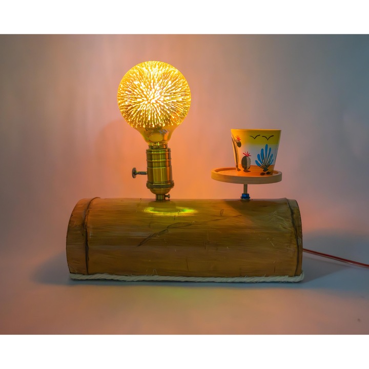 Veioza Flower Light, fabricata manual din bambus, avand un suport pentru un mini ghiveci si un bec care imita focurile de artificii, ideal pentru camerele de copii