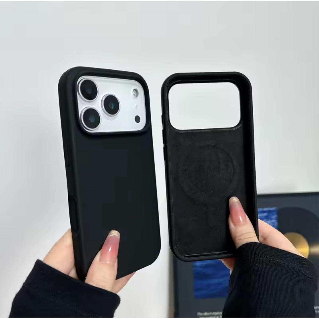 Husa mata din silicon cu microfibra, compatibila Magsafe pentru iPhone 17 Pro / Negru