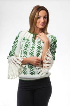 Ie tricotata Onibon, cu flori aplicate si model verde Ie tricotata Onibon, cu flori aplicate si model verde