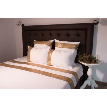 Lenjerie de pat Kharma din bumbac satinat cu paiete aurii aplicate Lenjerie de pat Kharma din bumbac satinat cu paiete aurii aplicate