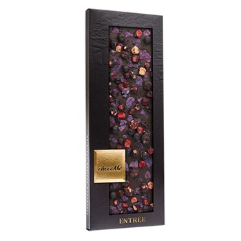 Ciocolata artizanala chocoMe pentru vin Shyrah din cioclata neagra 66%, coacaze negre, petale de violete, sare de mare cu vin rosu Ciocolata artizanala chocoMe pentru vin Shyrah din cioclata neagra 66%, coacaze negre, petale de violete, sare de mare cu vin rosu