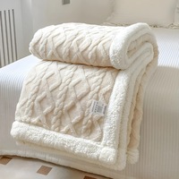 Patura Cocolino Pufoasa cu Blanita AriDam® 200x230 cm – Microfibra Premium, Model Tricotaj, Crem Deschis, 2 Persoane – Confort Cald si Elegant pentru Dormitor sau Living