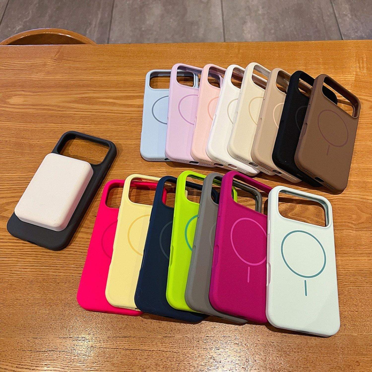 Husa pentru iPhone 17, MagSafe, Silicon Premium, Interior din Microfibra, Protectie Camera, Anti-Soc, Alb