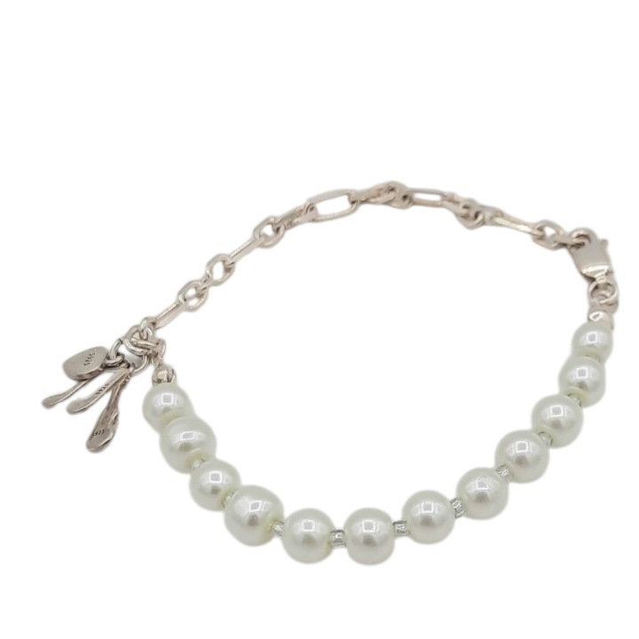 Bratara jumatate perle ivory 6 mm pe guta si jumatate lant cu un pandant triplu inimioara note muzicale si o chitara de 15 mm capete si cheita din Argint 925 lungime 18, 5 cm Anamaria