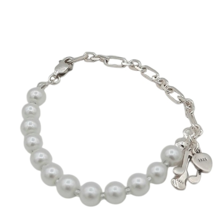 Bratara jumatate perle albe 6 mm pe guta si jumatate lant cu un pandant triplu inimioara note muzicale si o chitara de 15 mm capete si cheita din Argint 925 lungime 18 cm Augusta