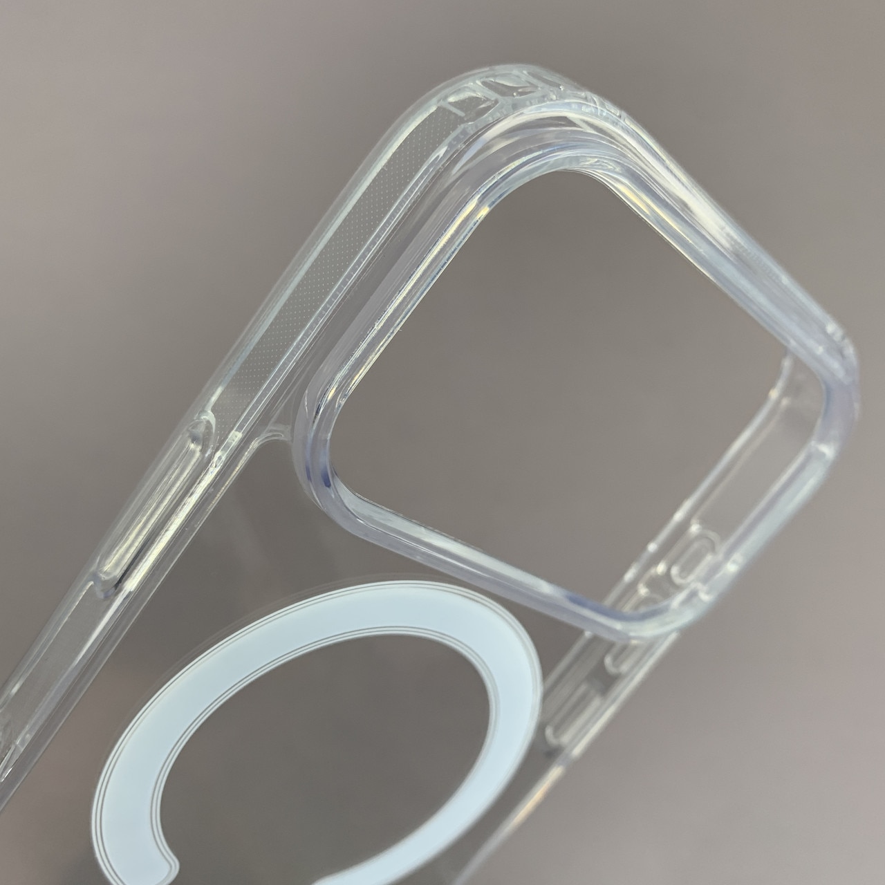Husa protectie Mat-Tech compatibila cu iPhone 17 Pro, MagSafe, Protectie Camera, Colturi anti-soc, Decupaje Precise, Rezistenta la impact, Transparenta