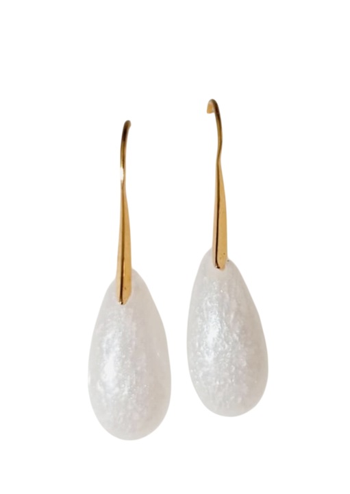 Cercei realizati manual din rasina sintetica, alb, 4x1 cm