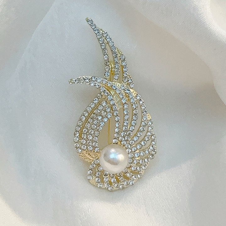 Brosa aripi rafinata, adornata cu perle si cristale, 6x3 CM, aurie