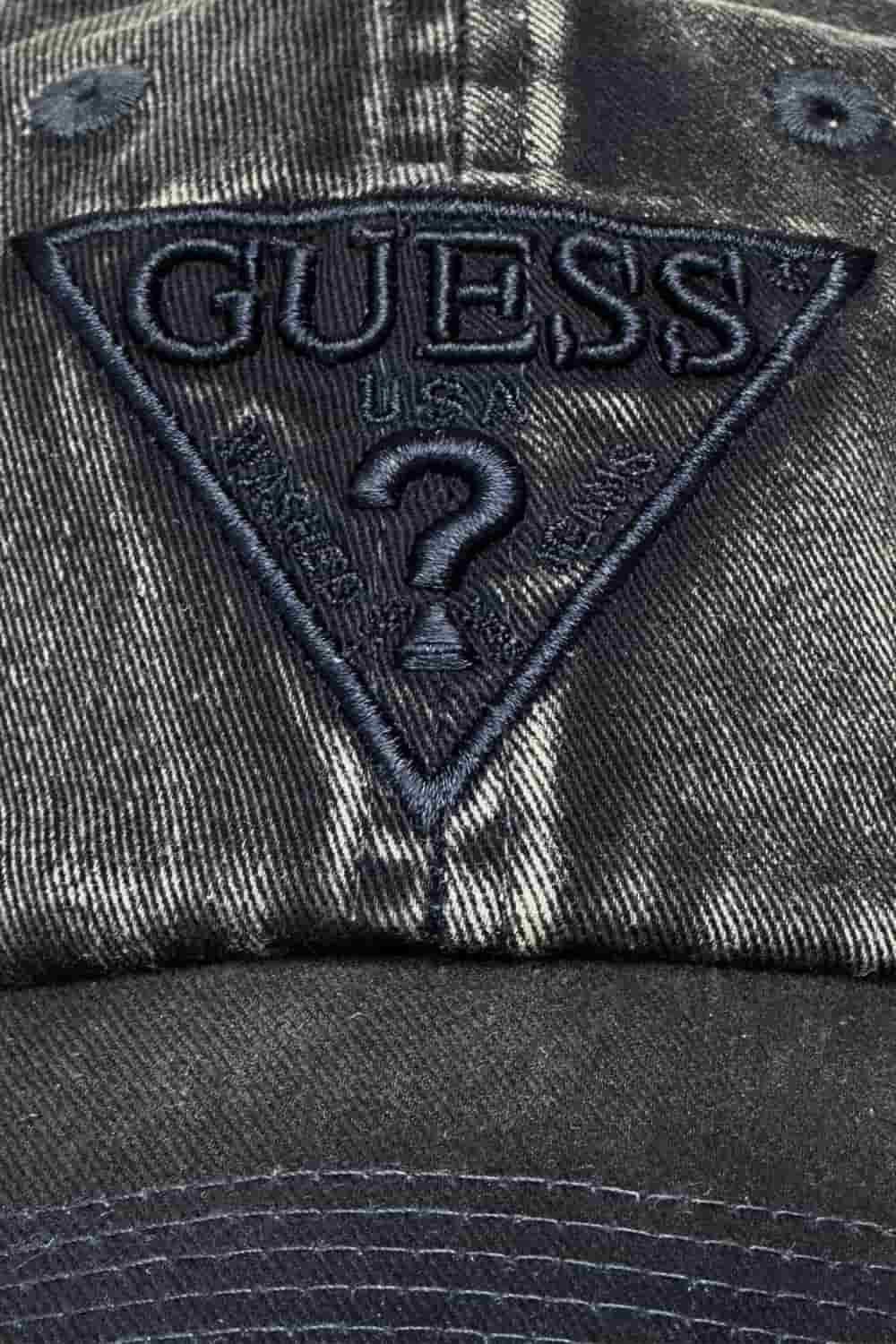 Шапка с козирка Guess, модел Logo Triangle, цвят гранат, за мъже - eMAG.bg