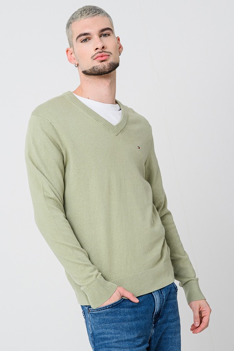 Tommy Hilfiger, V-nyakú kasmír és organikuspamut tartalmú pulóver, Spárgazöld