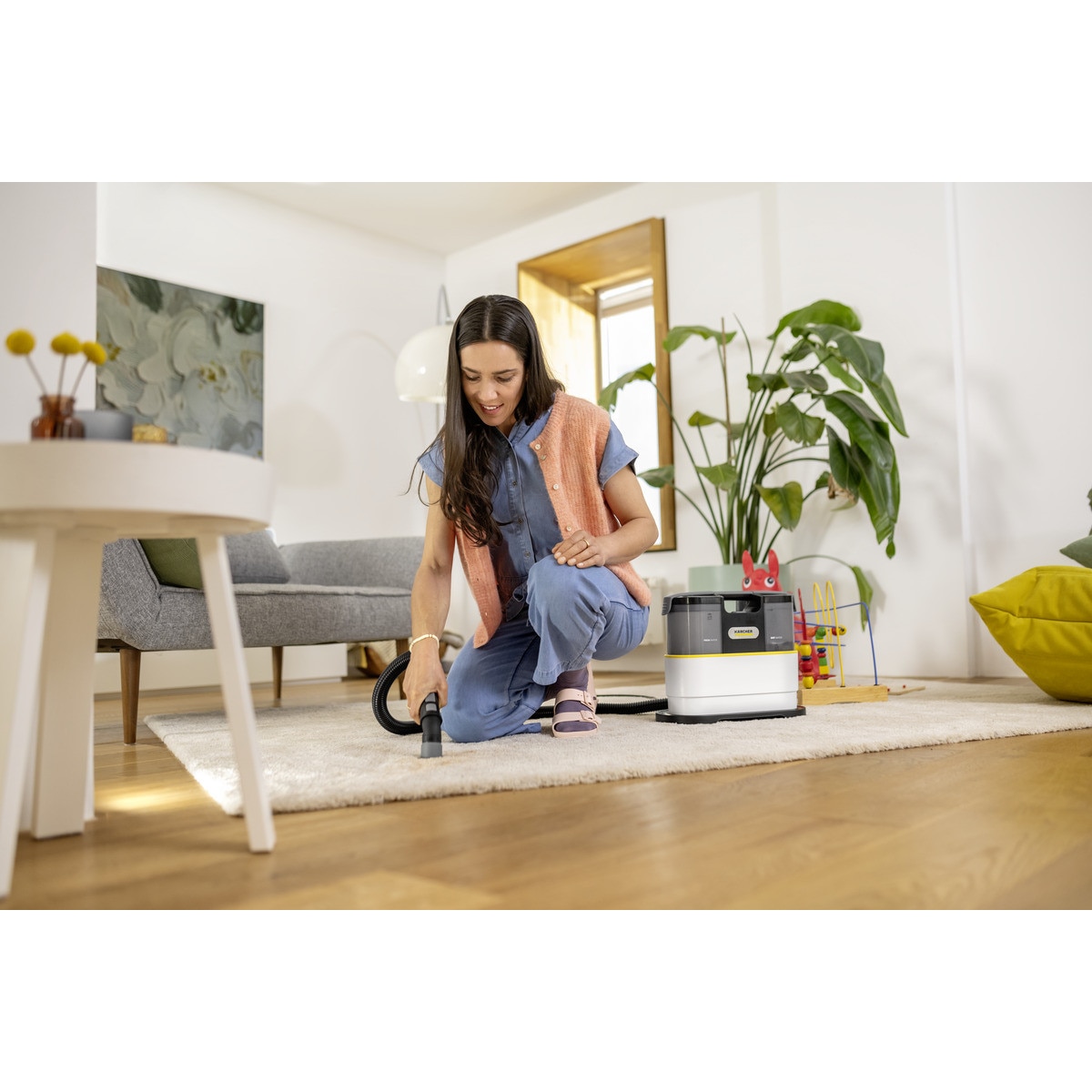 Aspirator cu spalare prin injectie-extractie Karcher SE 2 Spot Care, portabil si compact, sistem spray-extractie pentru pete dificile, rezervor 2 l, curata covoare, canapele, tapiterii si interior auto, igienizare rapida si eficienta