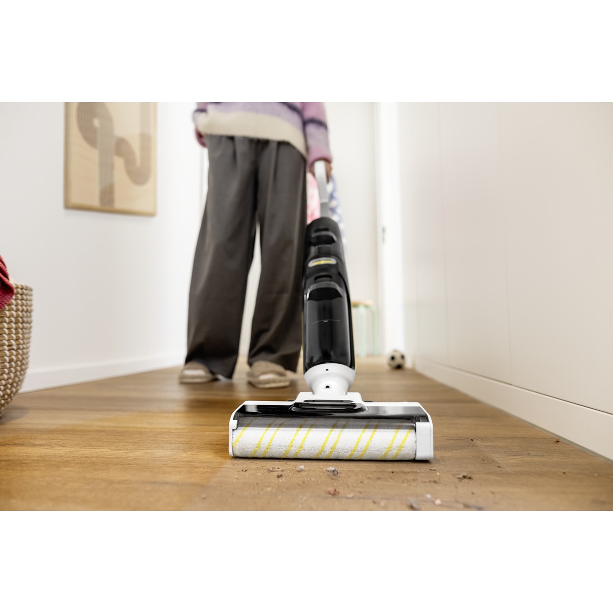 Aspirator vertical cu spalare Karcher FCV 4, 180W, Autonimie 45 min Negru