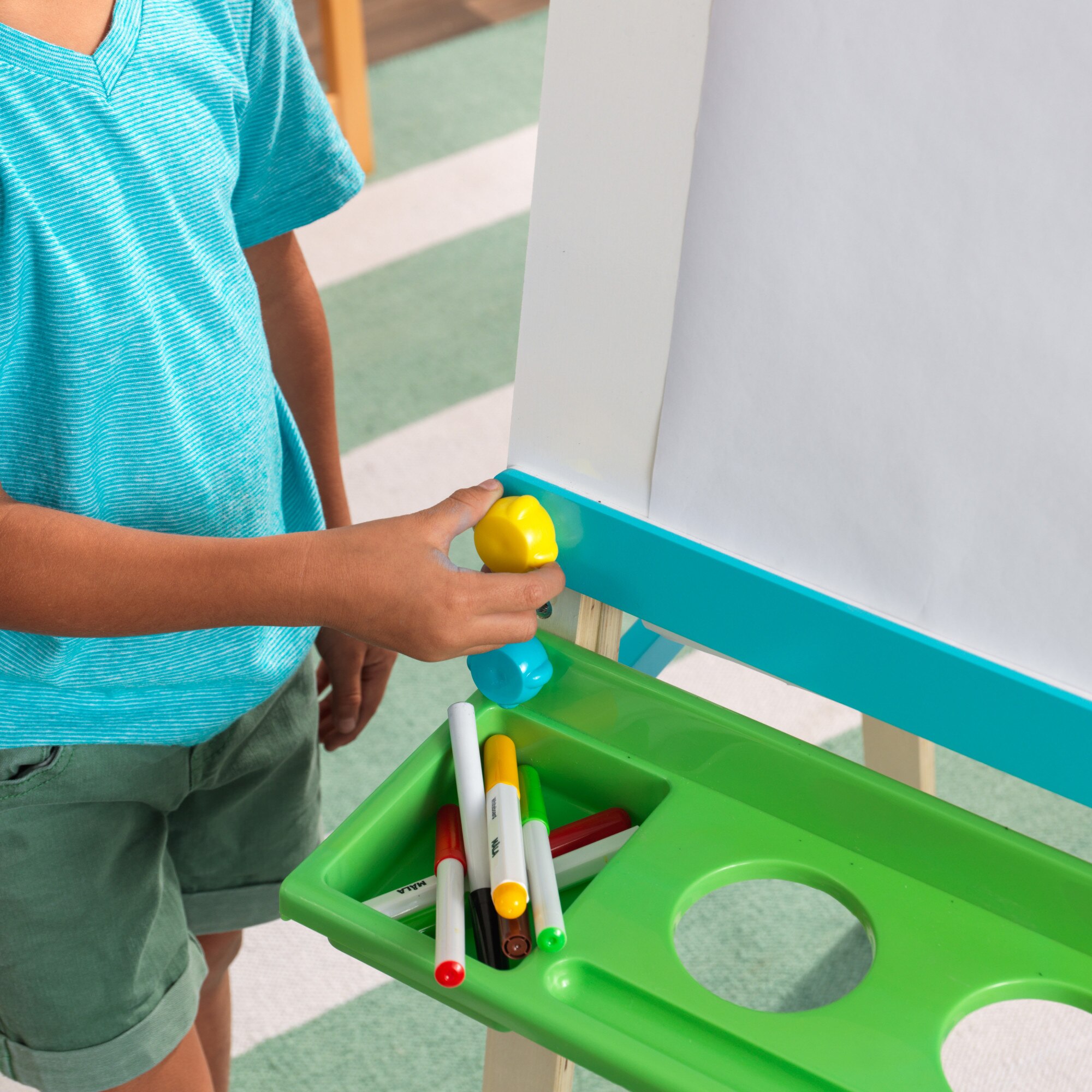 дървен статив Kidkraft Artist Easel With Paper Roll 