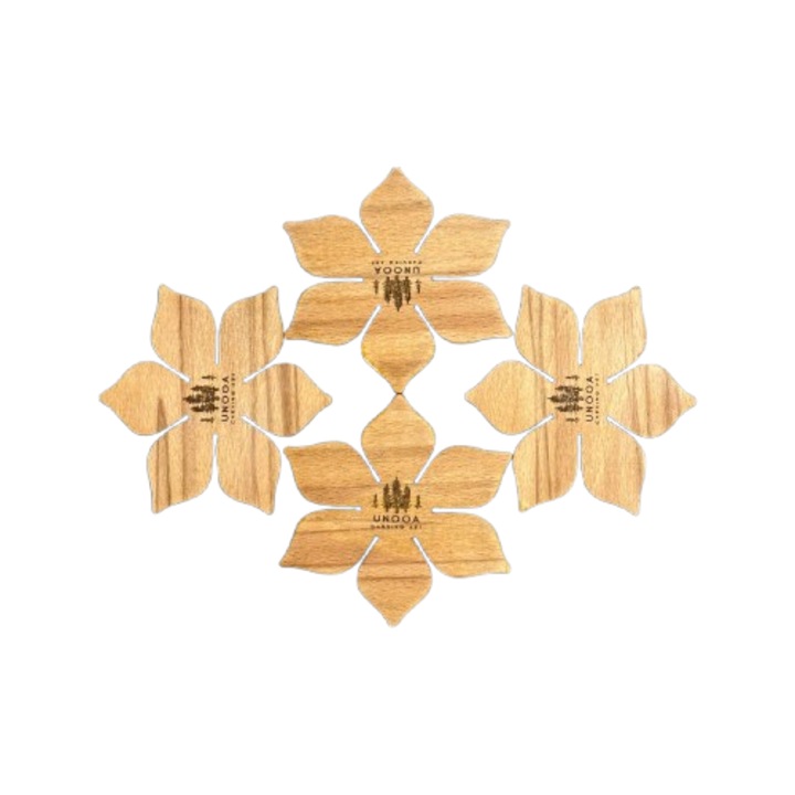 Set 4 suporturi băuturi UNOOA Floare, din lemn de fag gravat, 9.5x9.5cm, grosime 4mm, culoare naturală