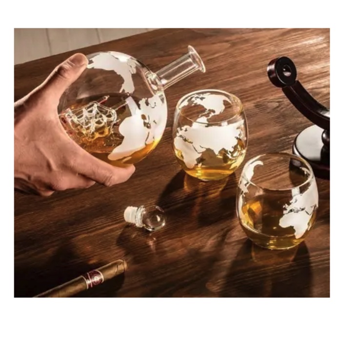 Készlet dekanter üveg, Földgömb és hajó design belül, 850 ml, 2 nyomtatott pohár, 12 whiskey kő, 2 parafa alátét, tölcsér, dugó, fogó