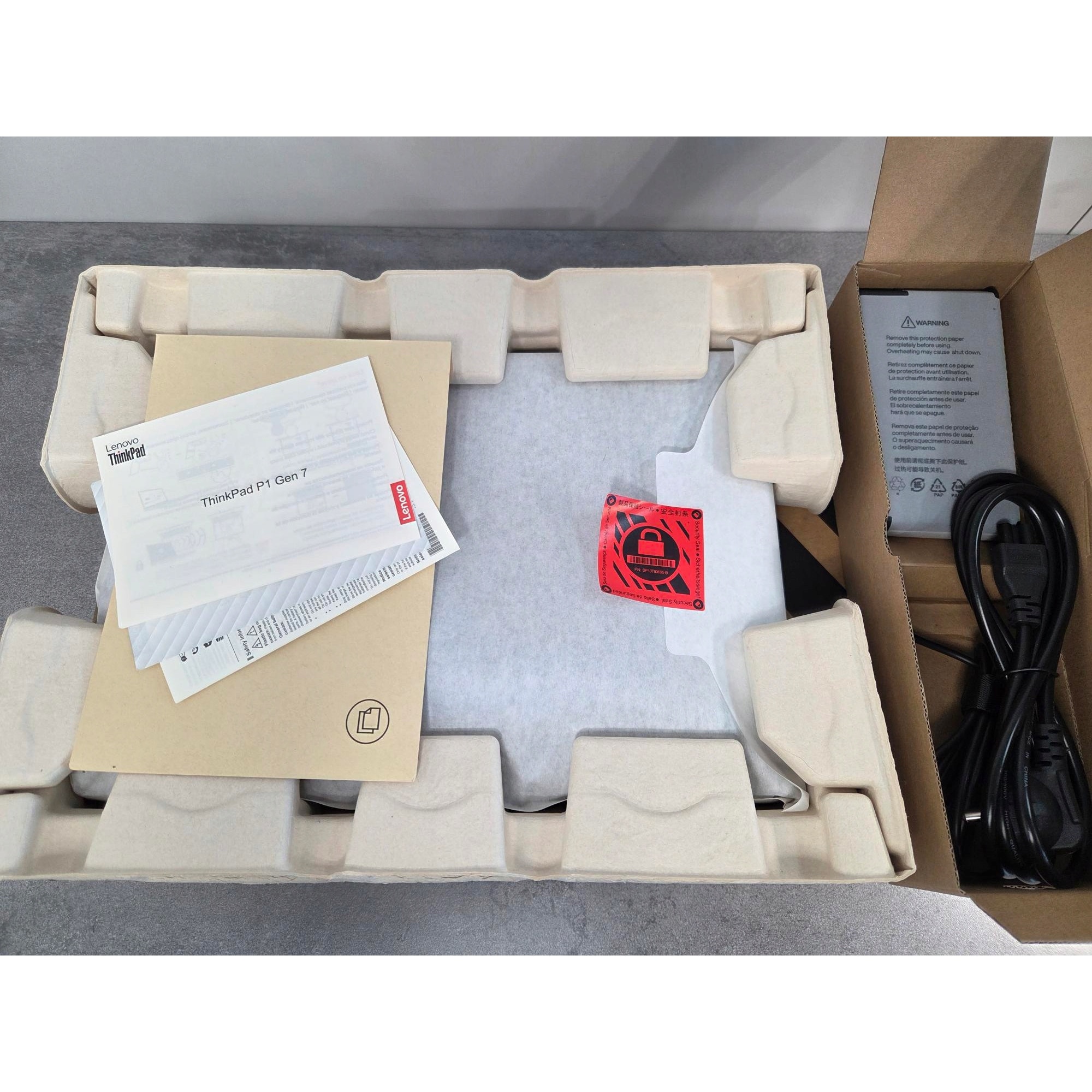 Laptop Lenovo ThinkPad P1 Gen 7, procesor Intel Core Ultra 9 185H, 32GB RAM, SSD 1TB, ecran 16" WQXGA, NVIDIA GeForce RTX 4070, 165Hz, 1,82 kg
