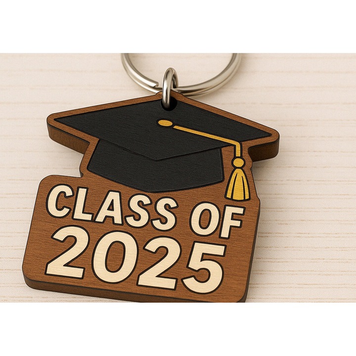 Breloc pentru absolvire Mprelok Class of 2025, din plywood 3mm-4mm, 4x4 cm, fabricat in Grecia