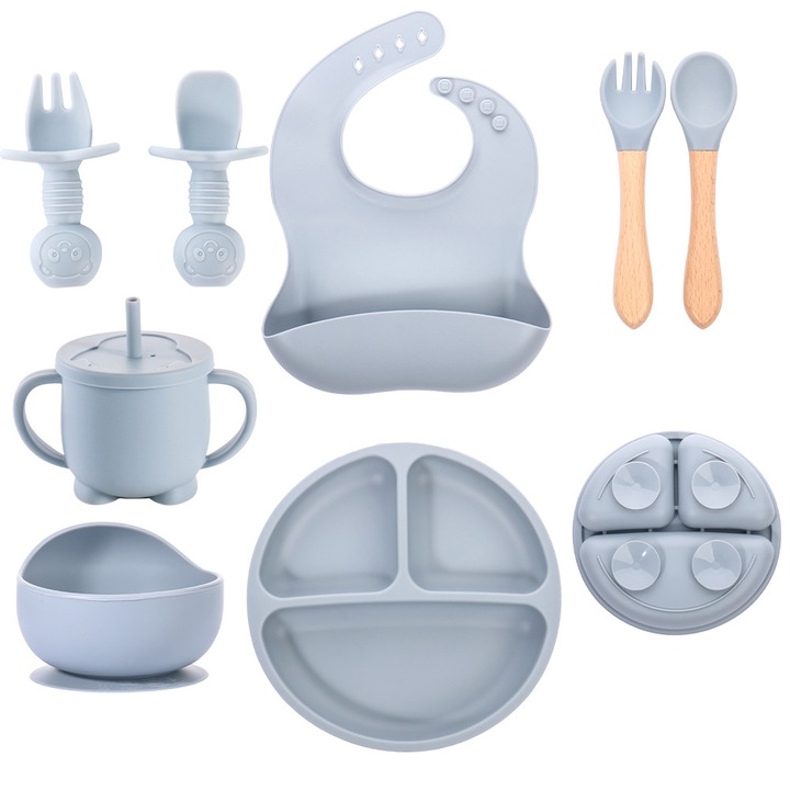 Set 8 piese hranire bebelusi din silicon alimentar fara BPA – bol si farfurie cu ventuze antialunecare, cana cu pai, baveta, lingurite si furculite ergonomice