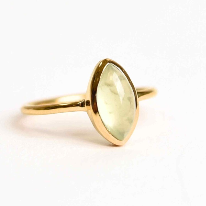 Inel Argint 925 placat cu aur 18K cu Prehnit forma delica - Liniste Interioara si Claritate Spirituala