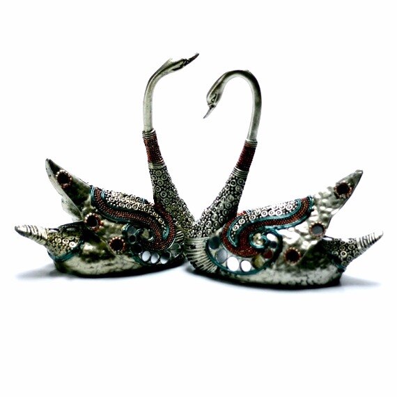 Set statute lebede, confectionate manual din rasina, H 17,5 cm