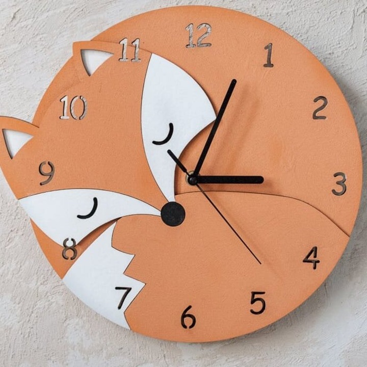 Ceas decorativ Intrahome, Xylo Sleeping Fox, 35x40 cm, din plywood 3mm-4mm, pentru camera de copii